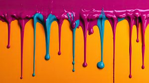 چکه های رنگ در حین رنگ امیزی و نقاشی ساختمان