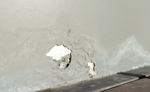 دیوار نم داده