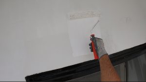 رنگ امیزی رنگ ضد آب نما با غلطک